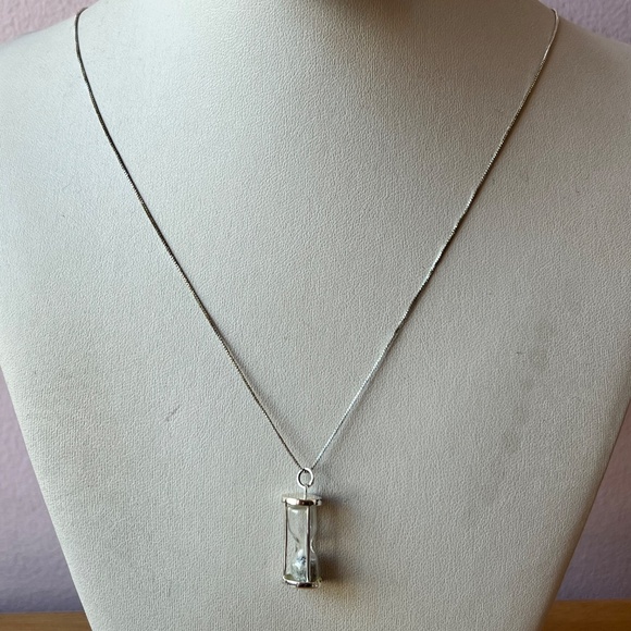 VINTAGE HOURGLASS SAND CLOCK PENDANT CHAIN NECKLACE SILVERTONE METAL VERY UNIQUE - Picture 12 of 16